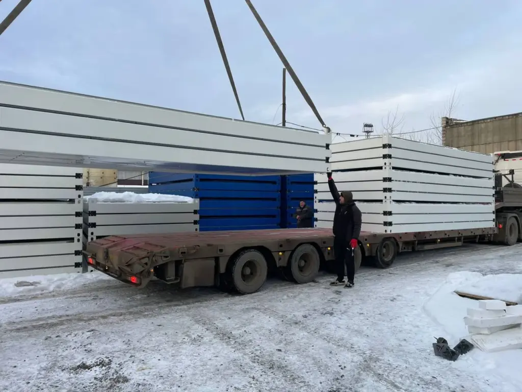 Погрузка сэндвич-панелей краном на полуприцеп на заводе МТ-Строй